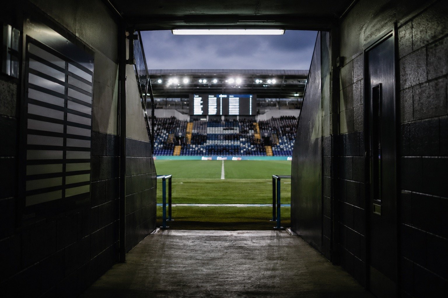 EFL football match with full stadium under floodlights