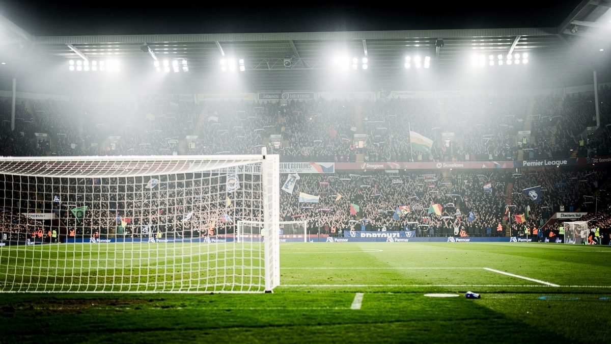 Hull Stun Man Utd 2-0 on Premier Return